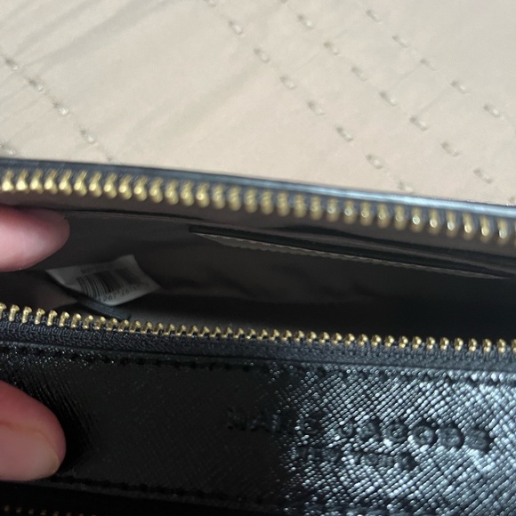 Marc Jacobs Cream Crossbody Bag with Gold Accents - Picture 9 of 16